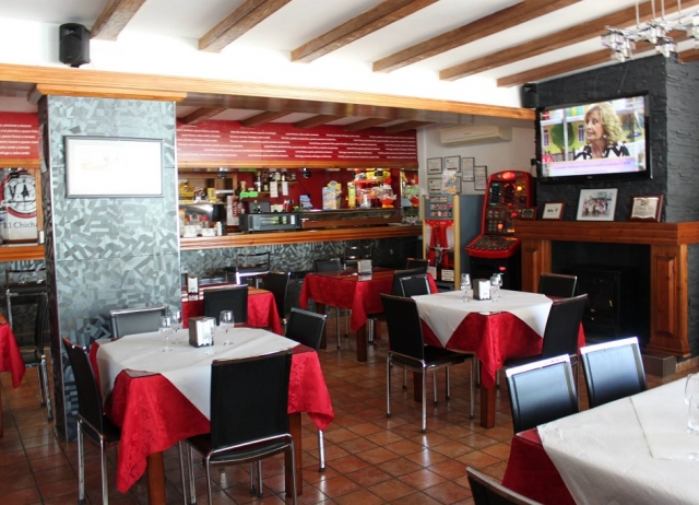  Große Bar mit Restaurant 